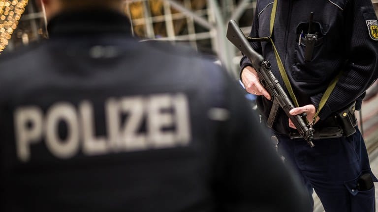 Polizisten der Bundespolizei am Stuttgarter Flughafen. (Foto: dpa Bildfunk, Picture Alliance)