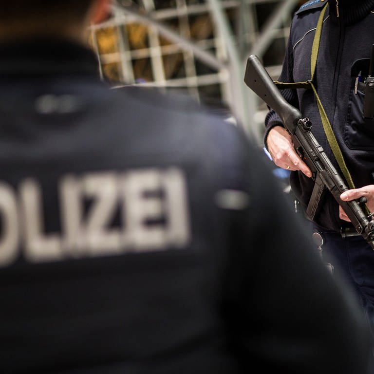 Polizisten der Bundespolizei am Stuttgarter Flughafen. (Foto: dpa Bildfunk, Picture Alliance)