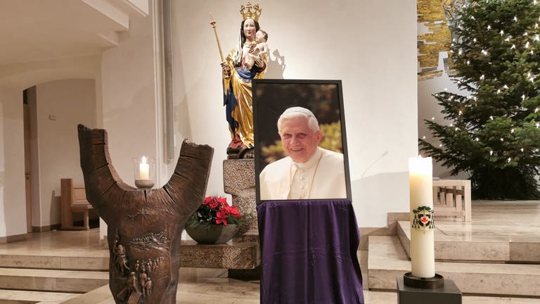 Pontifikalrequiem in Stuttgarter Kirche für emeritierten und gestorbenen Papst Benedikt