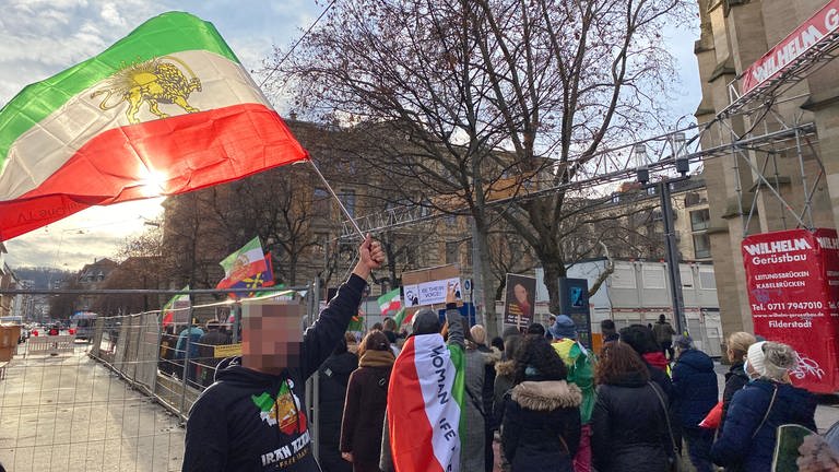 Iranische Aktivisten haben in Stuttgart gegen das Regime in ihrem Heimatland protestiert. Mehrere hundert Menschen nahmen daran am Sonntagnachmittag teil. (Foto: SWR, Diana Hörger)