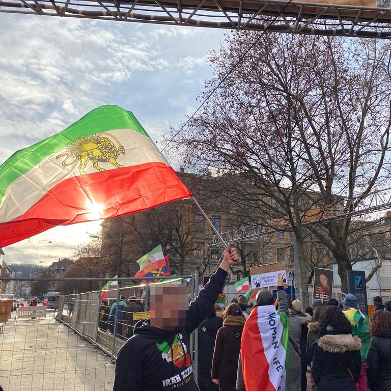Iranische Aktivisten haben in Stuttgart gegen das Regime in ihrem Heimatland protestiert. Mehrere hundert Menschen nahmen daran am Sonntagnachmittag teil. (Foto: SWR, Diana Hörger)
