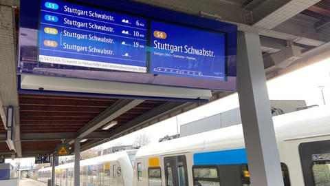 Auf dem rechten Bildschirm informiert die S-Bahn anhand der Figuren, wie voll die einzelnen Waggons der S6 sind. Sind drei Figuren zu sehen, ist der Waggon voll. (Foto: Deutsche Bahn Pressestelle, Foto: Reinhold Willing)