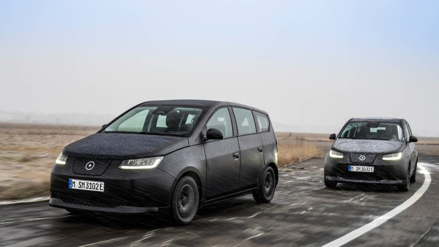 Zwei Sions, Elektro-Autos, in deren Karosserie Solarzellen eingebaut sind. (Foto: Pressestelle, Sono Motors)