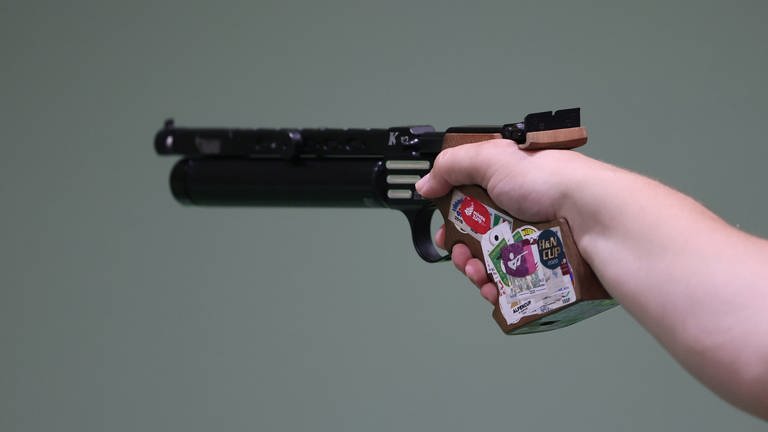Eine Person hält eine Pistole in der Hand