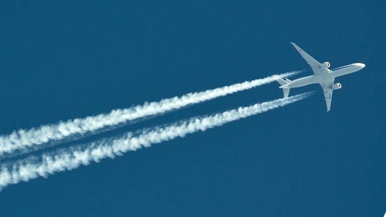 Ein Flugzeug mit Kondensstreifen (Foto: dpa Bildfunk, picture alliance / dpa | Daniel Naupold)