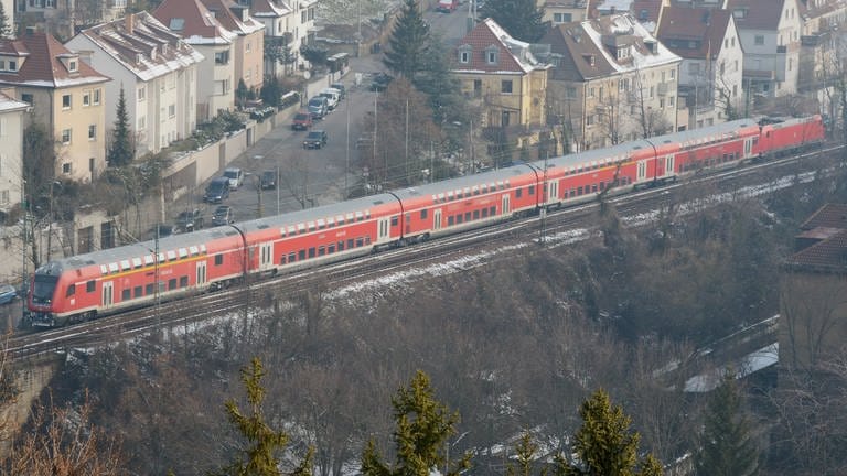Ein Doppelstockzug fährt in Stuttgart über die Gäubahntrasse. Züge der S-Bahn werden dort 2023 während der Stammstreckensperrung nicht verkehren könne wegen des Radverschleißes.   (Foto: dpa Bildfunk, picture alliance/dpa | Franziska Kraufmann)