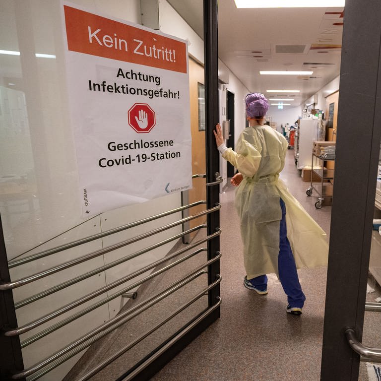 Eine Krankenpflegerin betritt einen abgetrennten Bereich für Covid-19 Patienten einer Intensivstation des Klinikum Stuttgart.
