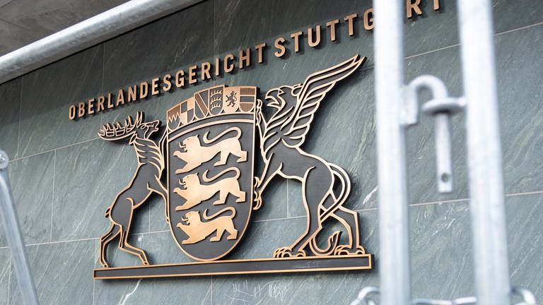 Eingang des Oberlandesgerichts Stuttgart: Prozess gegen zwei mutmaßliche IS-Mitglieder