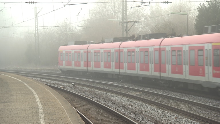 S-Bahn im Nebel (Foto: SWR)
