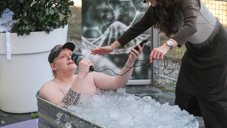 SWR-Reporter Thomas Fritzmann ist für einen Selbstversuch in eine mit Eis gefüllte Badewanne gestiegen und hat seine Eindrücke für's Radio festgehalten. (Foto: Messe Stuttgart, Pressestelle)