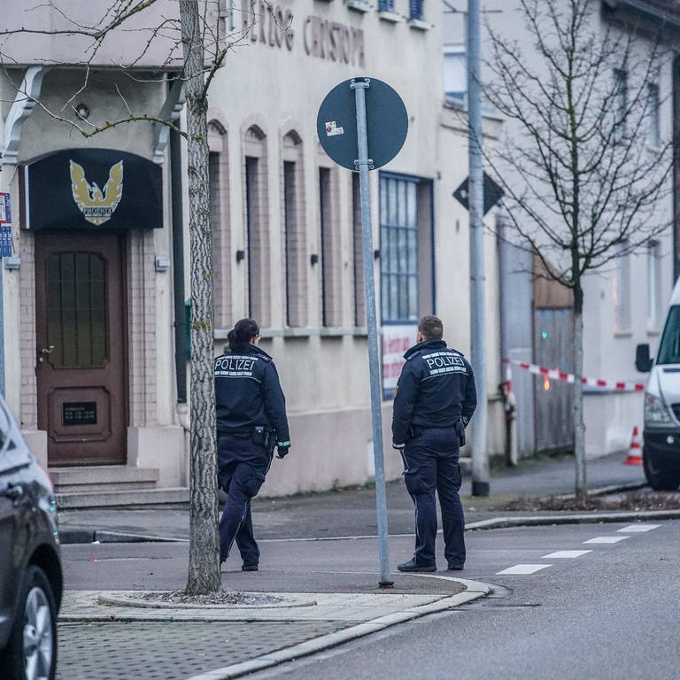 Polizisten stehen in Eislingen (Kreis Göppingen) am Tatort, wo aus einem Auto heraus auf eine 21-jährige Frau geschossen wurde. (Foto: dpa Bildfunk, picture alliance/dpa/SDMG | Kohls)