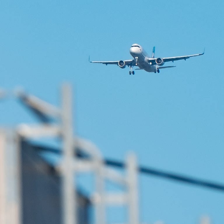 Ein Flugzeug im Landeanflug auf den Stuttgarter Flughafen. (Foto: dpa Bildfunk, Picture Alliance)