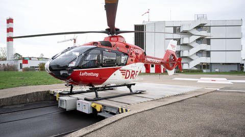 Ein Rettungshubschrauber steht auf dem Helikopterlandeplatz vor dem  Krankenhaus Leonberg.  (Foto: dpa Bildfunk, picture alliance/dpa | Marijan Murat)