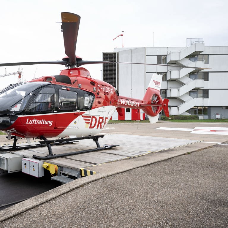 Ein Rettungshubschrauber steht auf dem Helikopterlandeplatz der Station Leonberg der DRF Luftrettung, im Hintergrund ist das Krankenhaus Leonberg zu sehen.  (Foto: dpa Bildfunk, picture alliance/dpa | Marijan Murat)