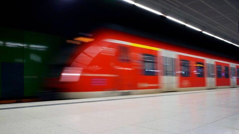 Einfahrende S-Bahn in Stuttgart an der Station Feuersee. (Foto: IMAGO, IMAGO / imagebroker)