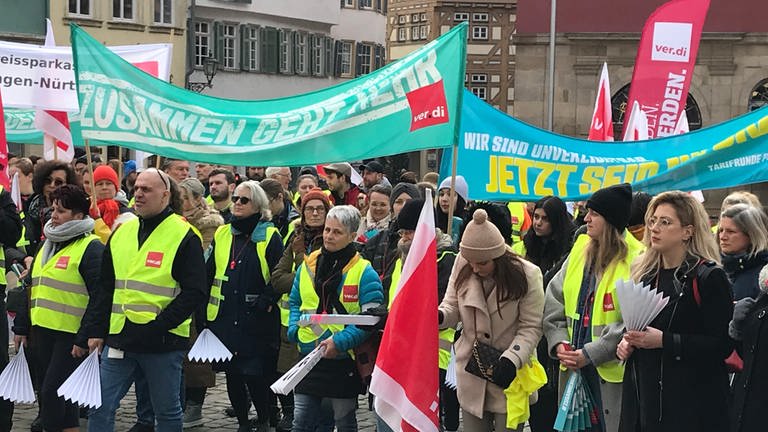 Angestellte im Öffentlichen Dienst demonstrieren am Freitag in Esslingen für höhere Löhne. (Foto: SWR, Wernern Trefz)