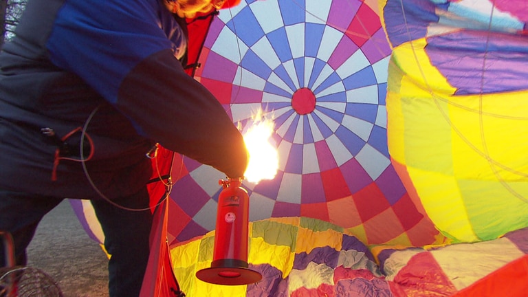 Der Mini-Ballon wird mit gas befüllt - das Gas reicht für circa 45 Minuten Fahrt am Himmel. (Foto: SWR)
