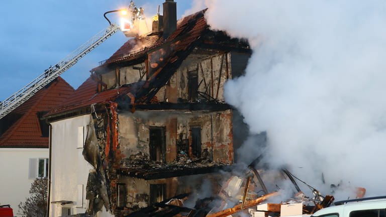 Nach einer Explosion in einem Wohnhaus in Stuttgart sind Teile des Gebäudes eingestürzt. (Foto: dpa Bildfunk, picture alliance/dpa/KS-Images.de | Karsten Schmalz)