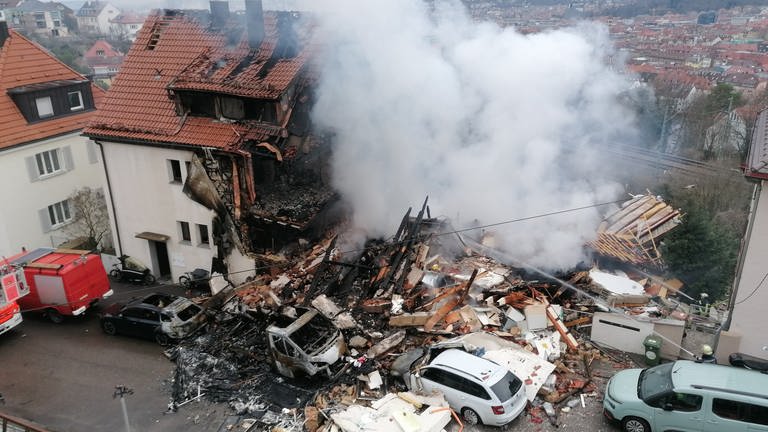 Nach einer Explosion in einem Wohnhaus in Stuttgart sind Teile des Gebäudes eingestürzt.  (Foto: dpa Bildfunk, picture alliance/dpa | Andreas Rosar)