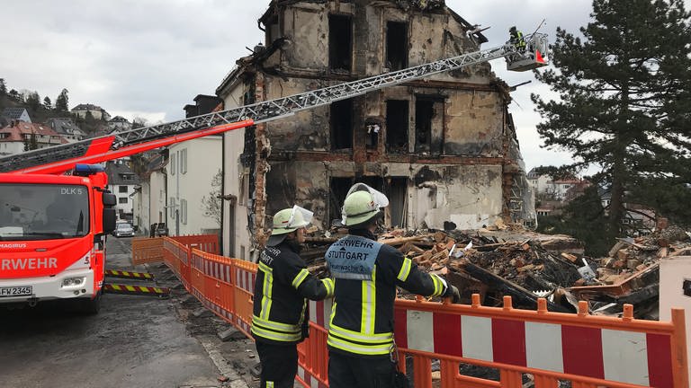 Experten der Feuerwehr kontrollieren am Tag nach der Explosion die noch stehende zweite Hälfte des ehemaligen Doppelhauses.