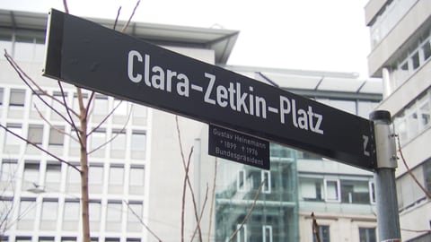 Das Schild Gustav-Heine-Platz wurde überklebt mit Clara-Zetkin-Platz. (Foto: SWR)