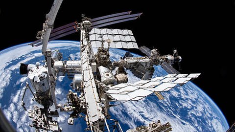 Hier wird der Stuttgarter Gin bald landen. Eine Aufnahme aus der Kamera des Nasa-Astronauten Marshburn zeigt die Internationale Raumstation ISS und die Erde darunter.  (Foto: dpa Bildfunk, picture alliance/dpa/NASA | -)
