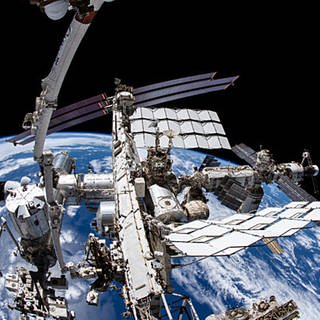 Hier wird der Stuttgarter Gin bald landen. Eine Aufnahme aus der Kamera des Nasa-Astronauten Marshburn zeigt die Internationale Raumstation ISS und die Erde darunter. 