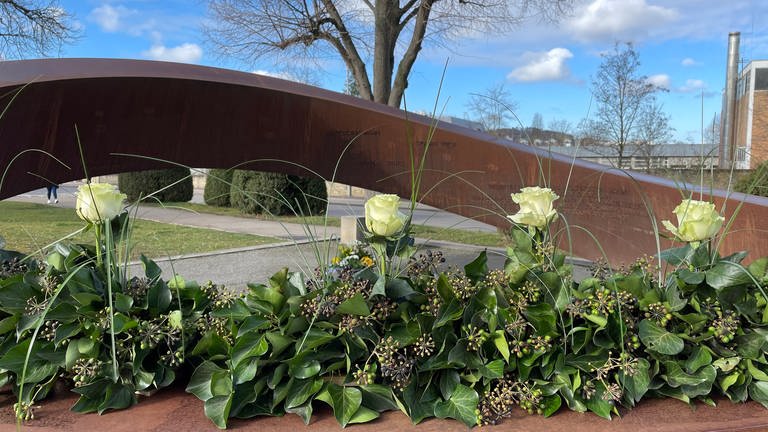 15 weiße Rosen erinnern an die 15 Opfer des Amoklaufs in Winnenden und Waiblingen im Jahr 2009 (Foto: SWR, Vanessa Sieck)