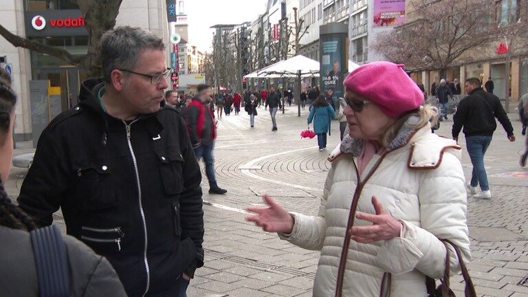 Mario Novak bietet Menschen Gesprächsmöglichkeit in der Fußgängerzone (Foto: SWR)