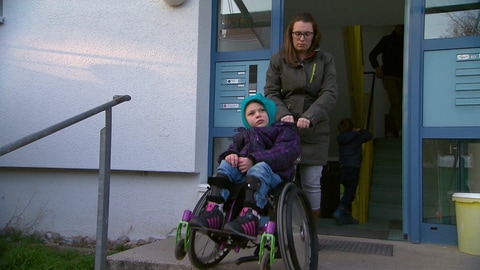 Mara und ihre Mutter Judith Kuhn aus Ostfildern (Kreis Esslingen) müssen viele Stufen mit dem Rollstuhl bewältigen, um aus der Wohnung ins Freie zu kommen.