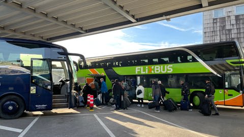 Passagiere werden mit Bussen an andere Flughäfen gebracht, da in Stuttgart wegen des Warnstreiks nur Sicherheitslandungen, medizinische und militärische Flüge möglich sind.  (Foto: SWR, Olga Henich)