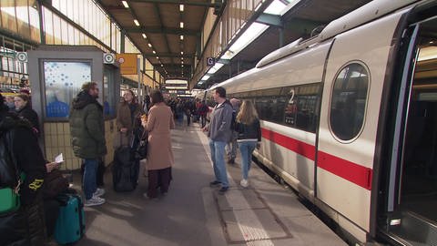 Hauptbahnhof Stuttgart - Passagiere kommen aus Ulm an (Foto: SWR)