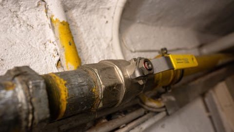 Eine Gasleitung ist im Keller von einem Mehrfamilienhaus zu sehen. (Foto: dpa Bildfunk, picture alliance/dpa | Sven Hoppe)
