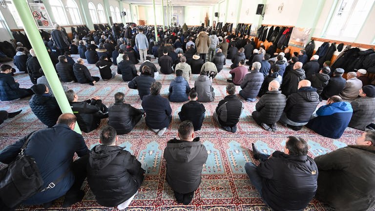Muslimische Gläubige versammeln sich in der DITIB Moschee in Stuttgart-Feuerbach zum Freitagsgebet. (Archivfoto) (Foto: dpa Bildfunk, picture alliance/dpa | Bernd Weißbrod)