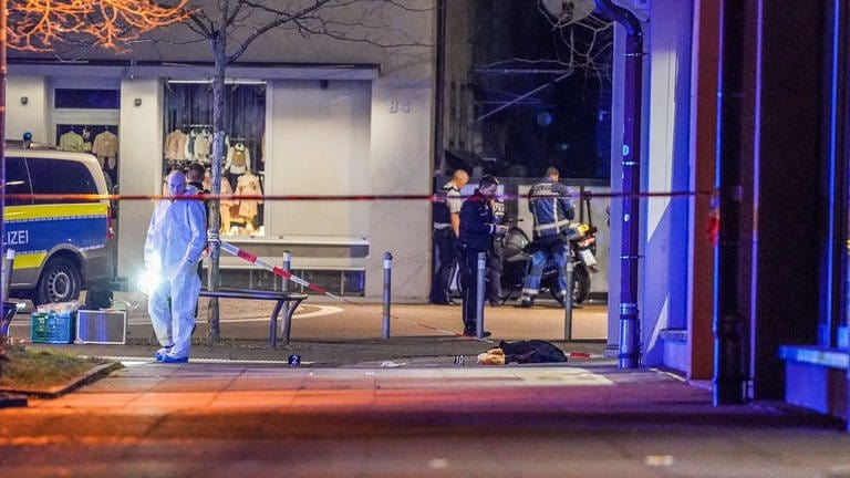Nach den Schüssen auf einen Mann untersucht die Polizei den Tatort in Stuttgart-Zuffenhausen.  (Foto: SDMG)