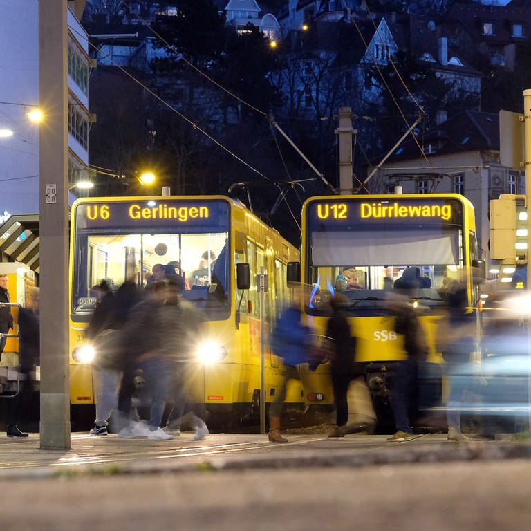 Fußgänger laufen an einer Haltestelle der U-Bahn über die Gleise. (Foto: dpa Bildfunk, picture alliance / Bernd Weißbrod/dpa | Bernd Weissbrod)