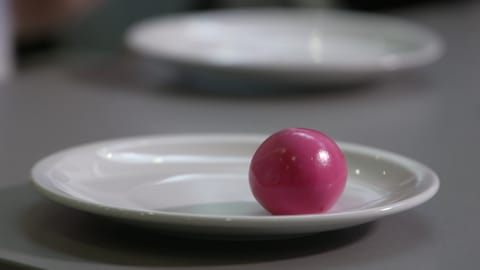 Ein Trollinger-Ei von einem Huhn aus dem Remstal. Das Ei hat eine natürliche rote Färbung. (Foto: SWR, Thomas Fritzmann)