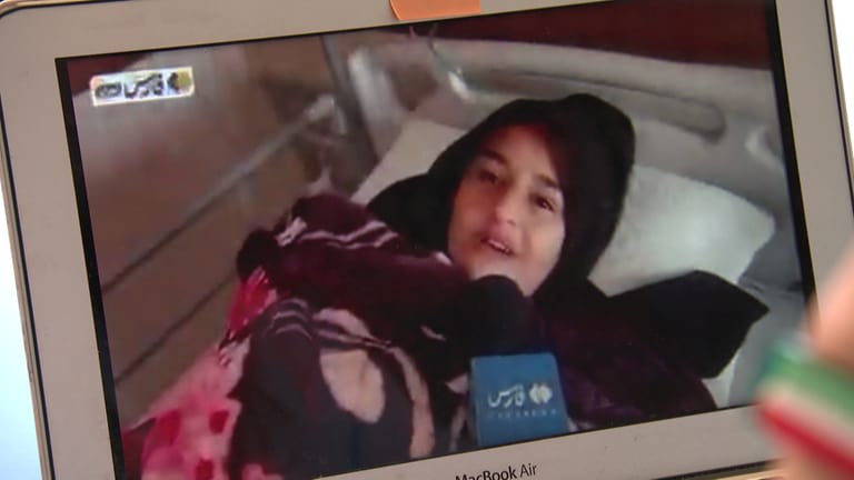 Ein Bildschirm zeigt Aufnahmen eines Mädchens im Iran, das per Video bei einer Ärztin in Stuttgart Hilfe sucht. (Foto: SWR)