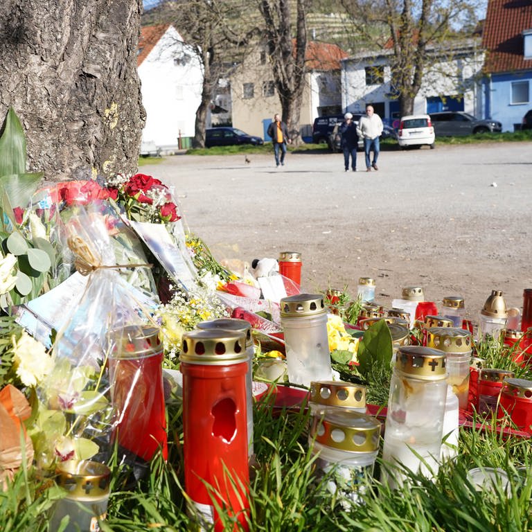 Blumen am Tatort in Asperg, wo ein 18-Jähriger erschossen wurde