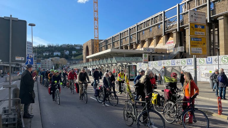 Menschen protestieren in einem Fahrradkorso vor dem Hauptbahnhof in Stuttgart (Foto: SWR)