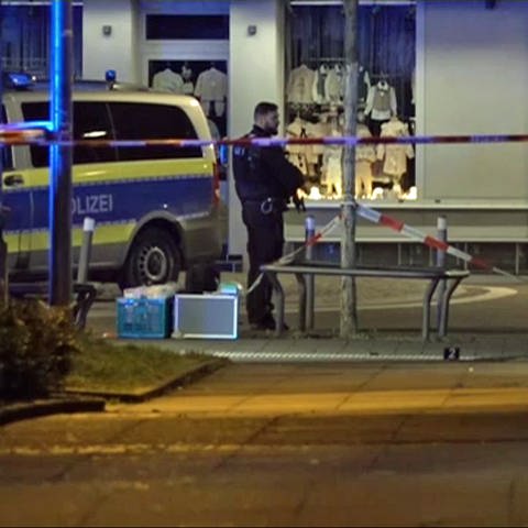 Beamte haben den Tatort in Stuttgart-Zuffenhausen, an dem Schüsse fielen abgesperrt. Ein 32-Jähriger wurde am 17.3.2023 schwerverletzt. (Foto: SWR, (Archivbild))