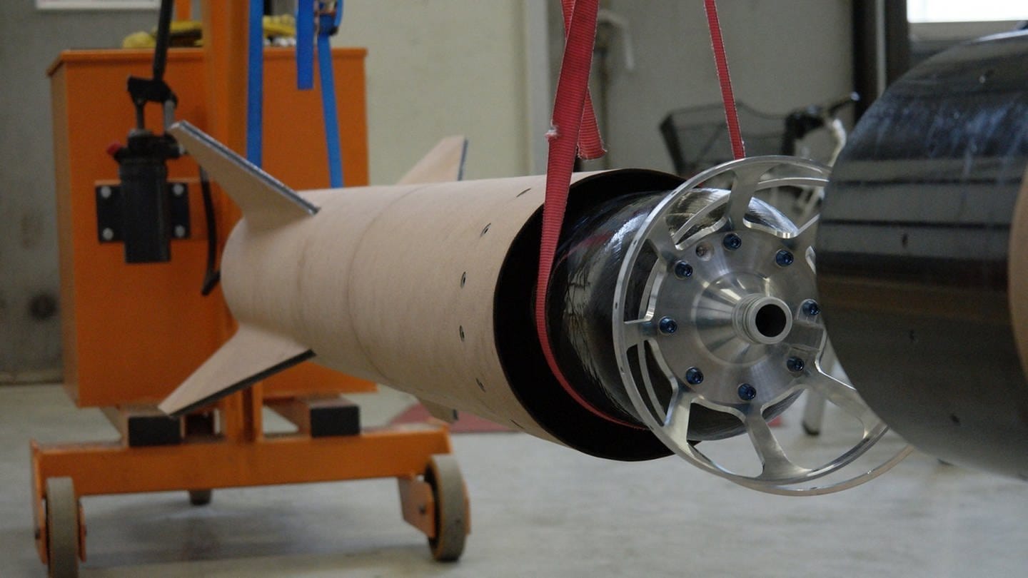 In einer Aufhängung im Labor findet ein erster Test der Montage der Raketenkomponenten statt, mit denen Studenten aus Stuttgart nach drei Jahren Vorbereitung einen Rekord mit einer gebauten Hybridrakete brechen wollen. (Foto: dpa Bildfunk, picture alliance/dpa | -)