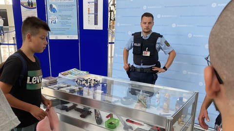 Die Bundespolizei am Flughafen Stuttgart informiert Reisende, was ins Handgepäck rein darf und was nicht. Einige Funde der Beamten sind in einer Vitrine ausgestellt. (Foto: SWR, Thomas Fritzmann)
