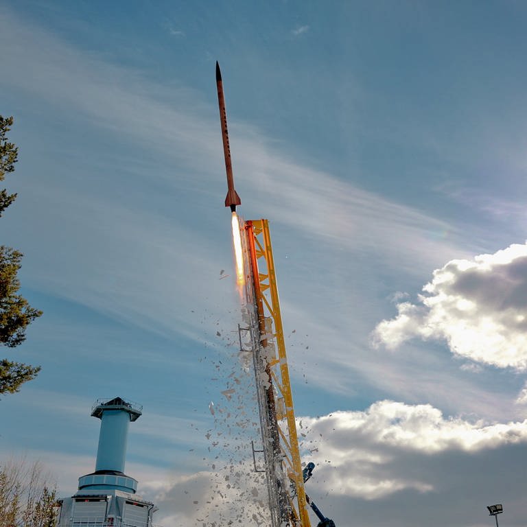 Das Studententeam von HyEnD hat die Rakete in Schweden gestartet. Die Hybridrakete stellte einen neuen Höhenrekord auf. (Foto: Hybrid Engine Development - HyEnD e.V.)