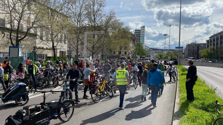 Hunderte Menschen nahmen auf der B14 in Stuttgart an einer Protestveranstaltung gegen Autoverkehr teil.  (Foto: SWR, SWR, Christian Spöcker)