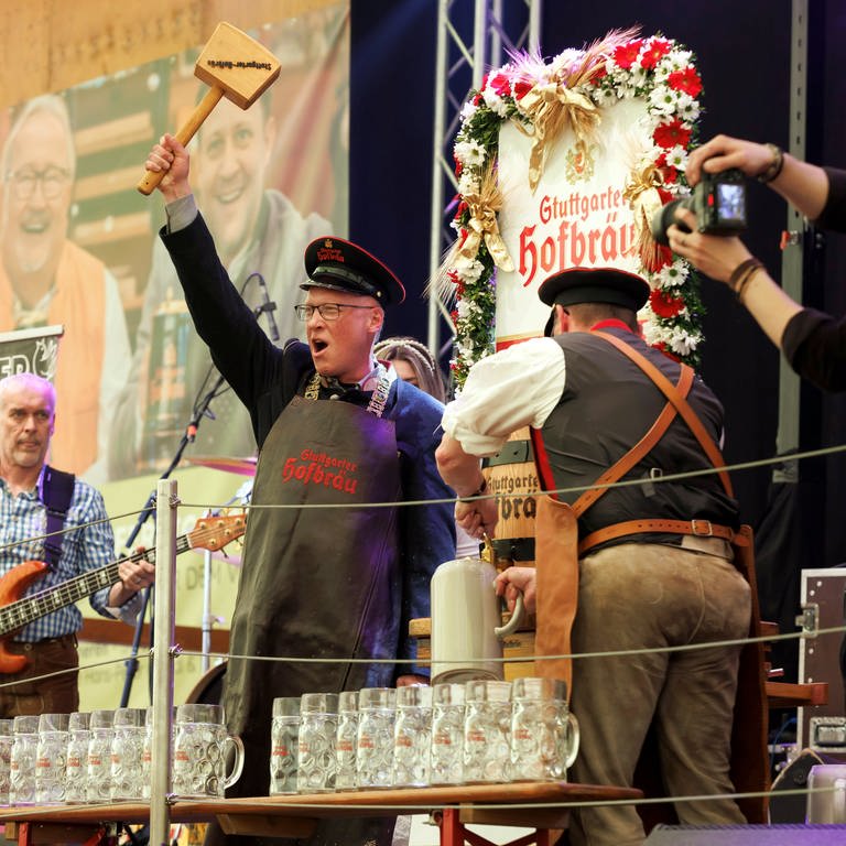 Wasenbürgermeister Thomas Fuhrmann jubelt. Er hat das Frühlingsfest mit dem Fassanstich eröffnet. (Foto: dpa Bildfunk, picture alliance/dpa | Julian Rettig)