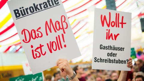 Auf dem Stuttgarter Frühlingsfest protestierten tausende Wirte für weniger Bürokratie und niedrige Steuern auf Lebensmittel.  (Foto: dpa Bildfunk, picture alliance / Christoph Schmidt/dpa | Christoph Schmidt)