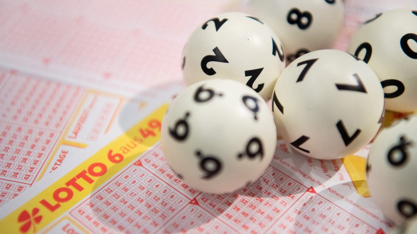 Lotto-Kugeln auf einem Schein 