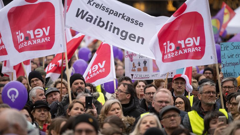 Demonstranten auf dem Stuttgarter Marktplatz (Foto: dpa Bildfunk, Marijan Murat)
