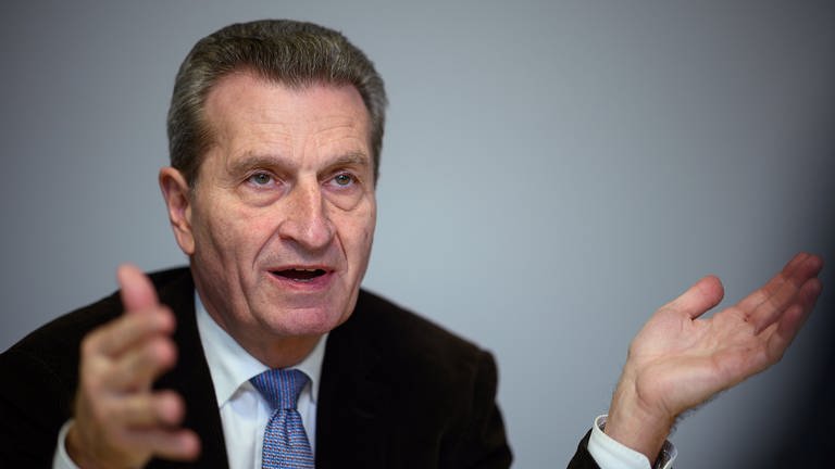 Günther Oettinger im Interview mit Journalisten. Er Ex-Ministerpräsident ist unzufrieden mit der Entwicklung in Stuttgart. (Foto: dpa Bildfunk, (Archivbild))